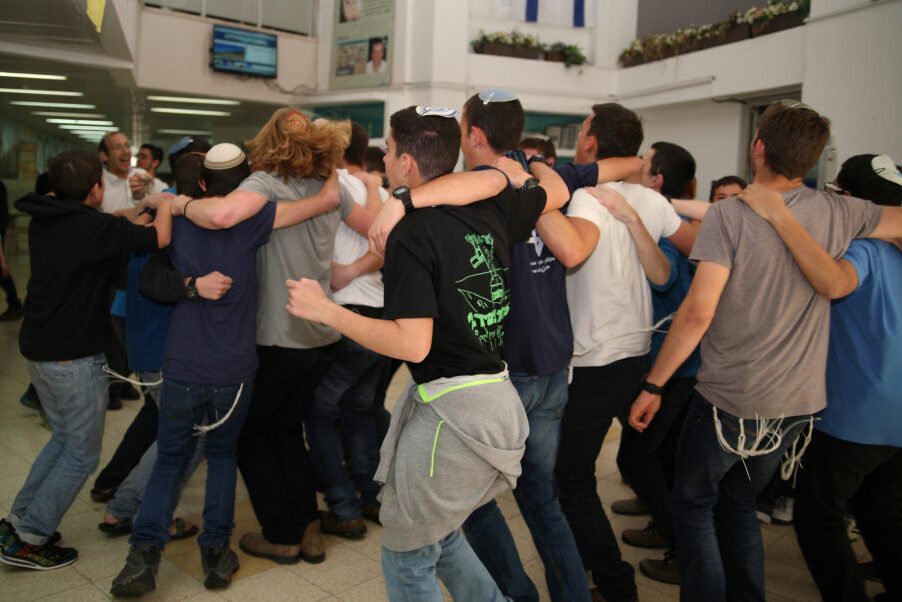 Students Celebrate Rosh Chodesh Nisan